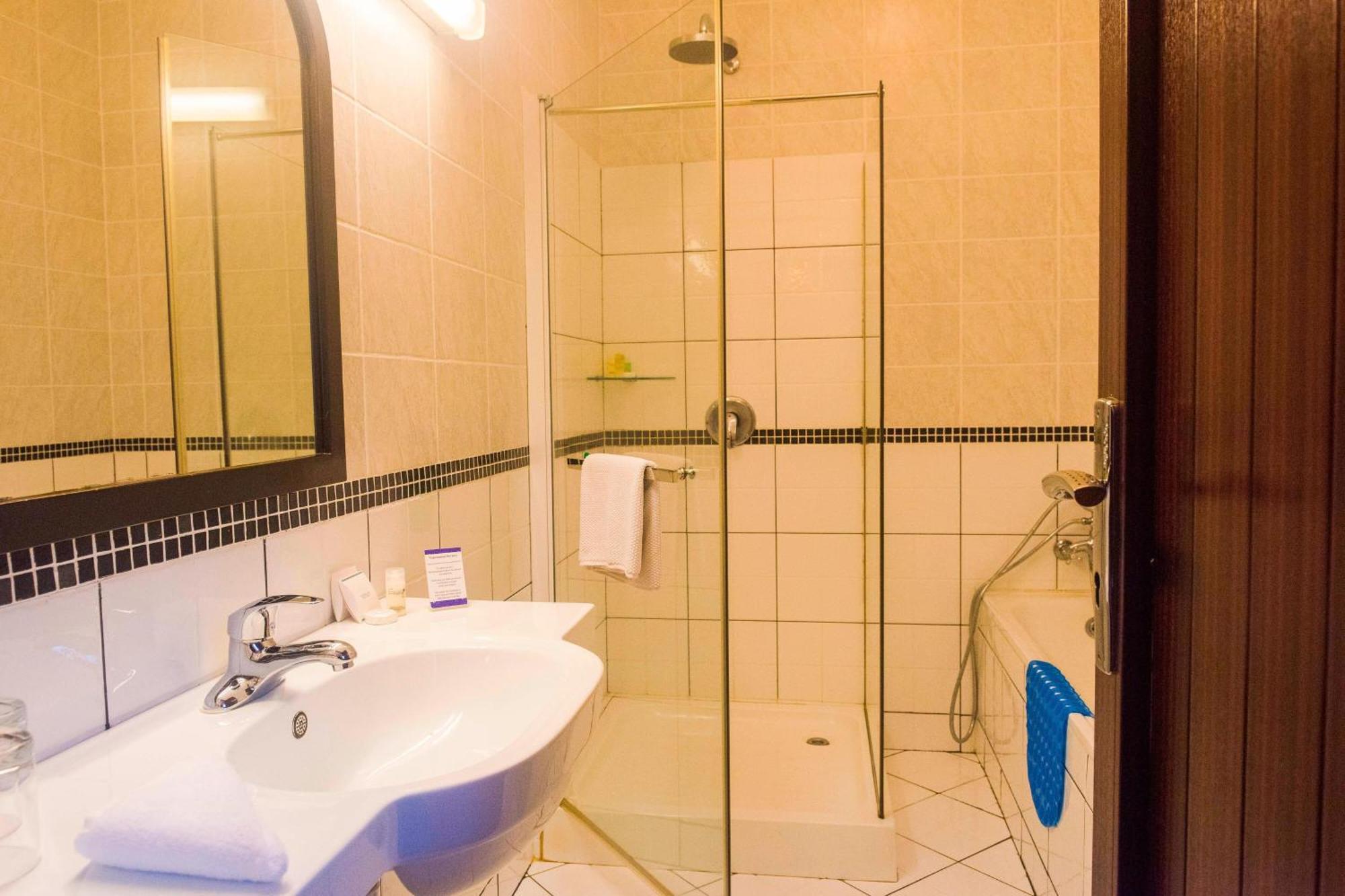 Protea Hotel By Marriott Dar Es Salaam Courtyard Ngoại thất bức ảnh
